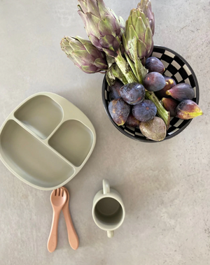 Assiettes compartimentées, verres et couverts I Léo et Léa